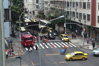 Bombeiros atuam.